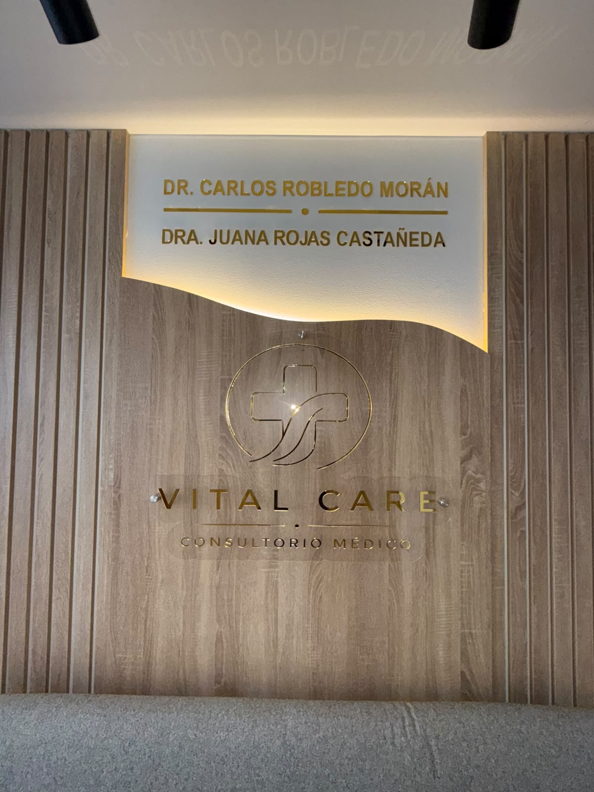 Mural con el nombre de los médicos y el logo de Vital Care