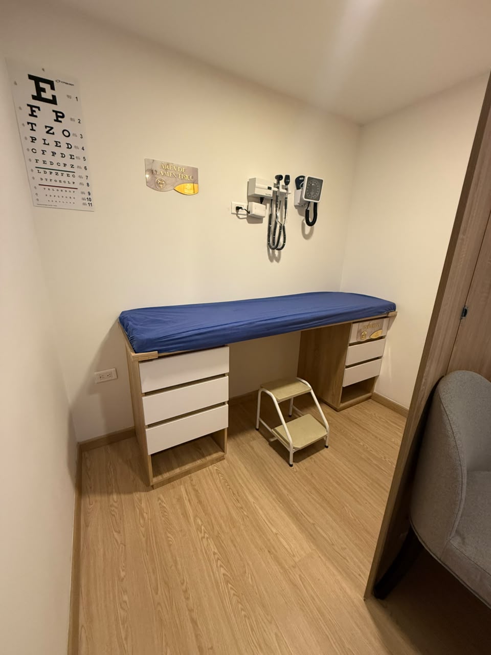 Área de valoración física con camilla y equipo médico