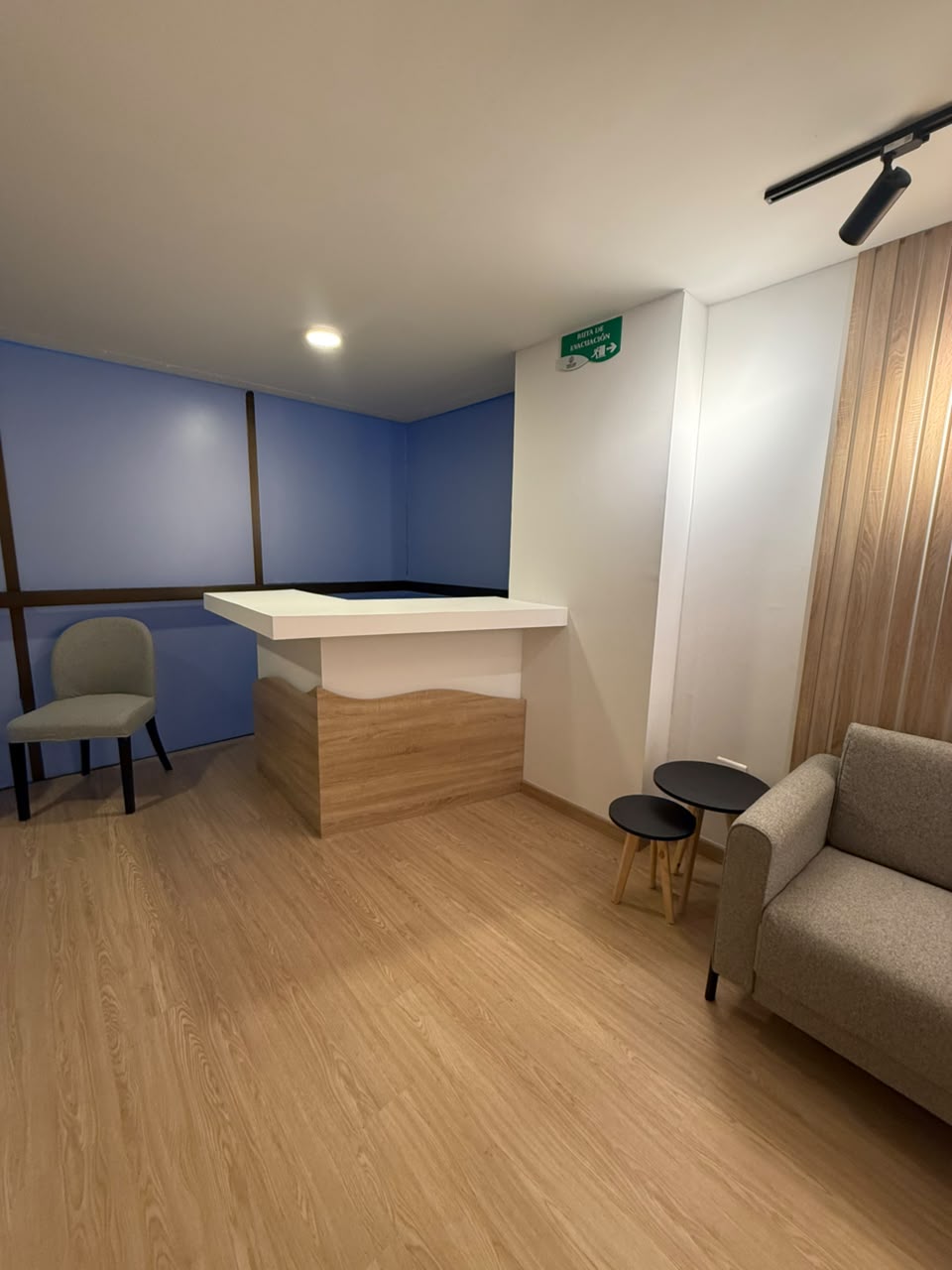 Mostrador de recepción con señal de salida de emergencia